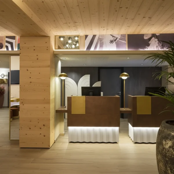 Reception hotel di montagna al Monte Bianco con arredi su misura Creaopera